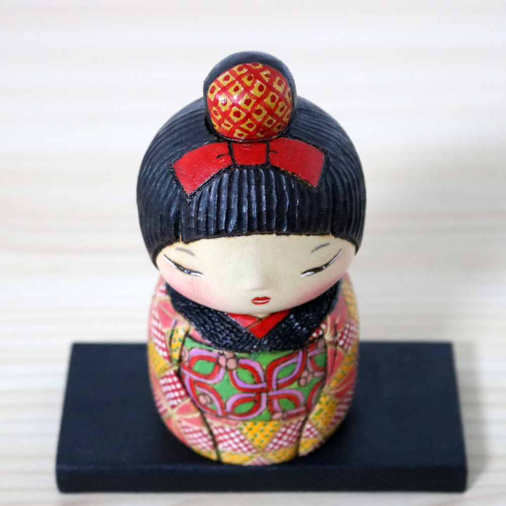 Kokeshi(こけし)- Yumi:Wir feiern eine Party Kokeshi dolls in the soft pink color of spring. If you