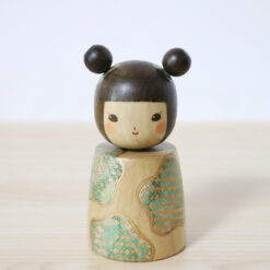 Chiya Tomidokoro Kokeshi Doll Sui Front